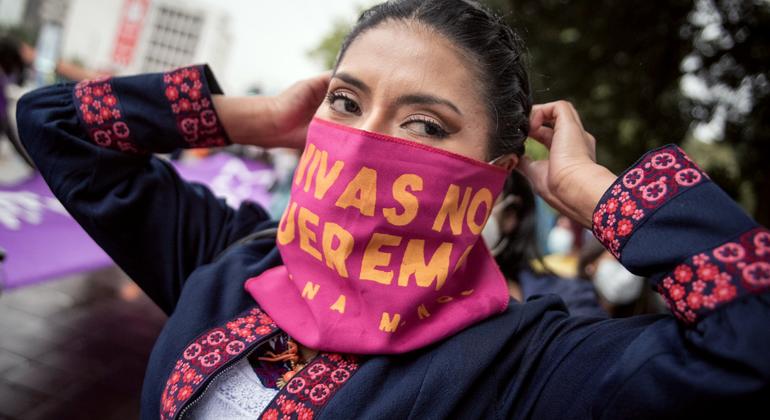 इक्वाडोर की राजधानी क्वीटो में एक महिला, लैंगिक हिंसा के विरोध में निकाले गये मार्च में हिस्सा ले रही है.
